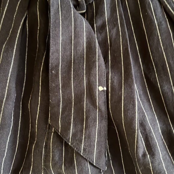 Size 6 Nunui short. Navy blue with white pin stripes - Picture 2 of 5